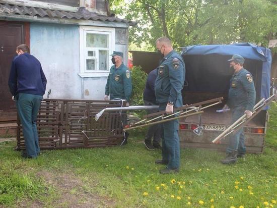 Тяжелобольному жителю Тверской области спасатели доставили спецкровать