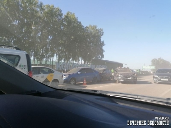 На подъезде к Екатеринбургу из-за столкновения пяти машин образовалась двухкилометровая пробка