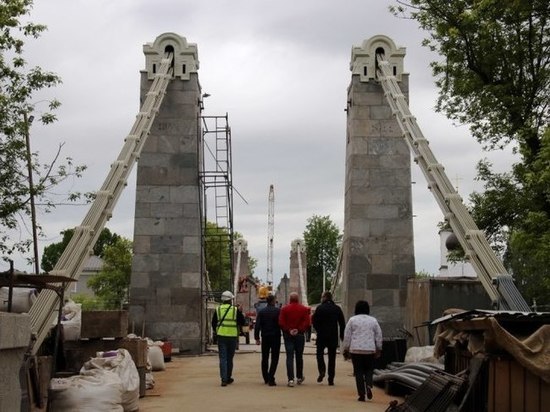 В Острове активно идет ремонт уникальных цепных мостов