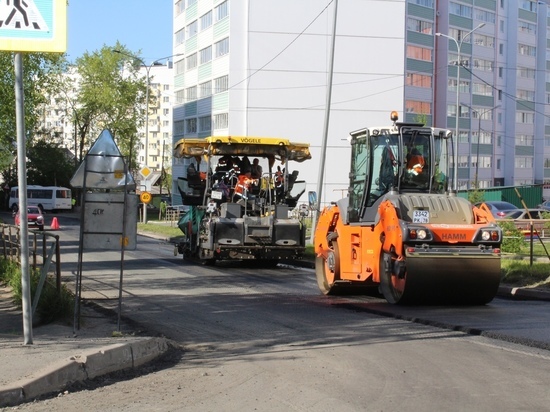  В столице Карелии на улице Ватутина укладывают верхний слой асфальта