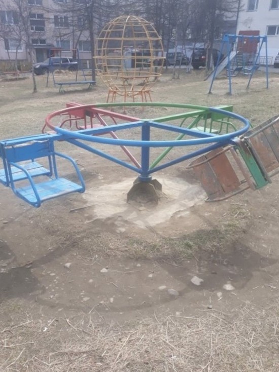 Детские игровые площадки в Магадане после зимы оказались разрушены
