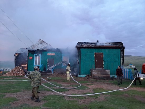 В Бурятии добровольный пожарный в одиночку сдержал пожар в сельском клубе