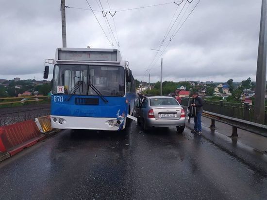 Пьяный водитель «Калины» врезался в троллейбус на Сугутском мосту в Чебоксарах