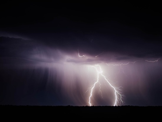 Ударившая в сарай молния в Вяземском районе стала причиной пожара