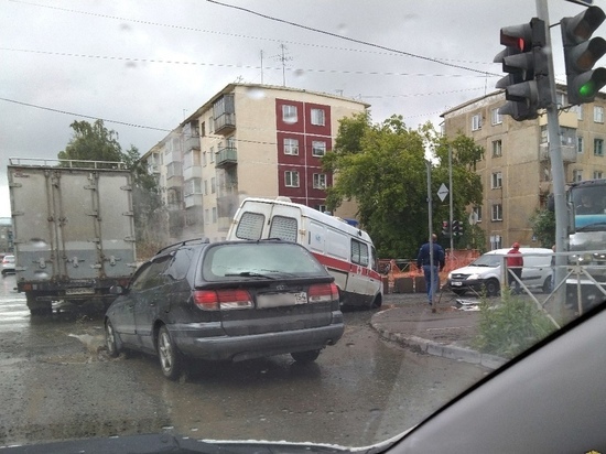 В Новосибирске Скорая помощь застряла в асфальте по самое днище