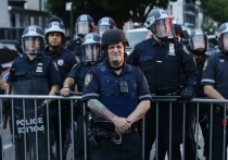 В США столкновения силовиков и манифестантов, протестующих против произвола полицейских, привели к человеческим жертвам, а также к массовым беспорядкам и грабежам