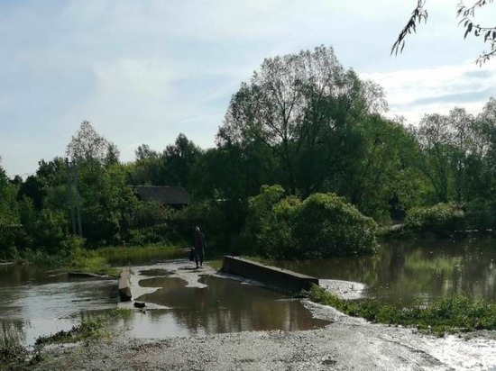 Восстановлено движение транспорта по ранее затопленному мосту в Тульской области