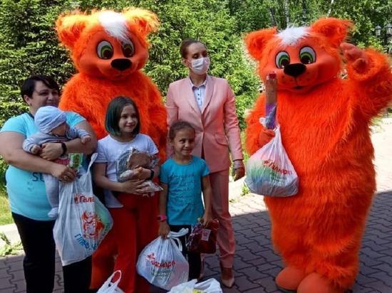 Новосибирские дети получили подарки на свой праздник от «Галамарта»