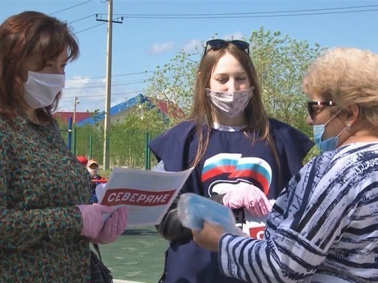 В Новом Уренгое волонтеры раздают горожанам защитные маски
