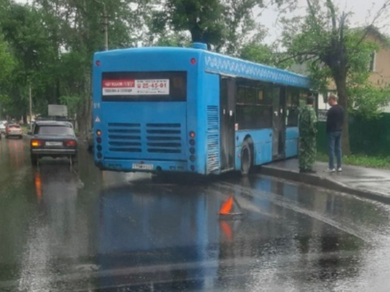 В Туле автобус вылетел на тротуар
