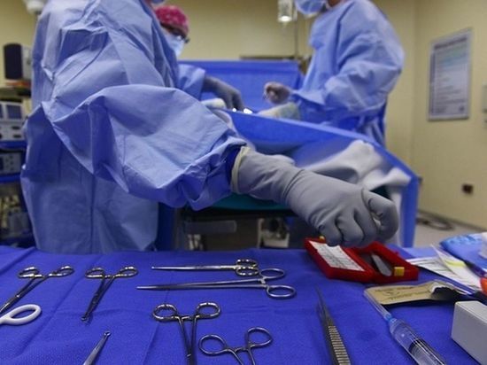 Пластического хирурга, после операции у которого умерла пациентка, отпустили домой