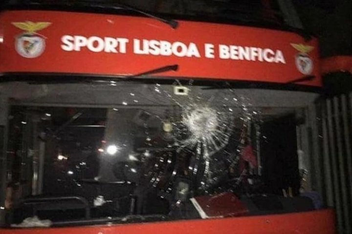 Автобус с игроками «Бенфики» забросали камнями, есть пострадавшие (ВИДЕО)
