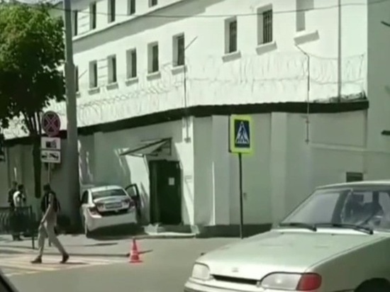 В Ростове водитель иномарки врезался в здание СИЗО