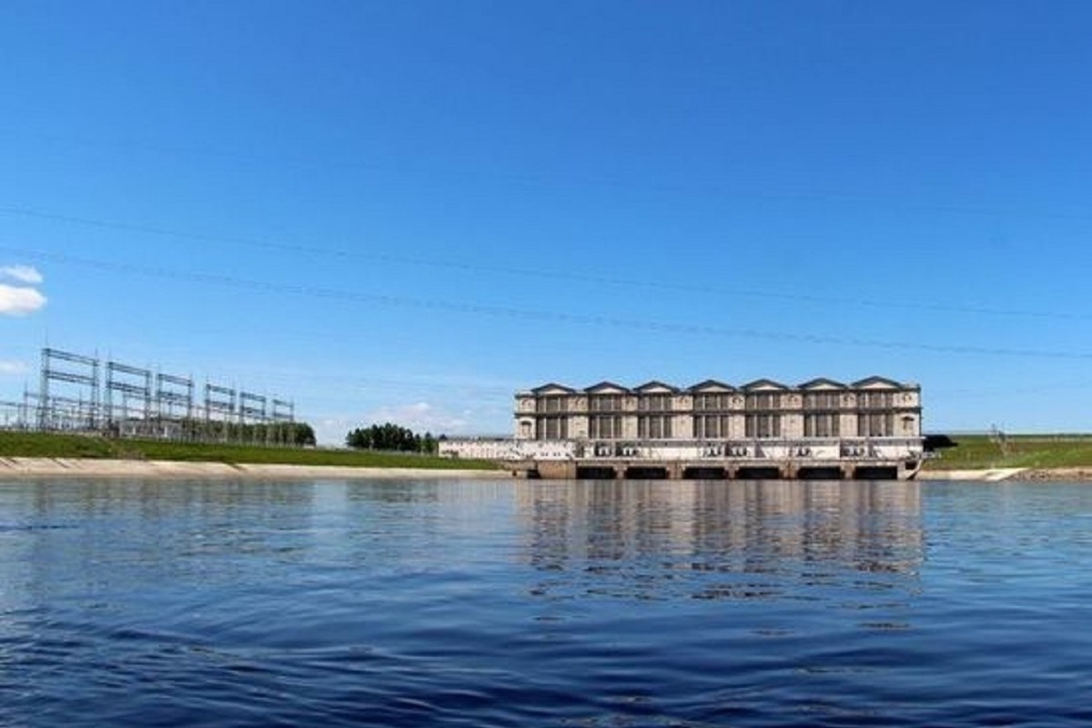 Рыбинское водохранилище уровень воды русгидро. Рыбинское водохранилище ГЭС. Рыбинская ГЭС Рыбинск. Дамба ГЭС Рыбинск. Угличская ГЭС Углич.