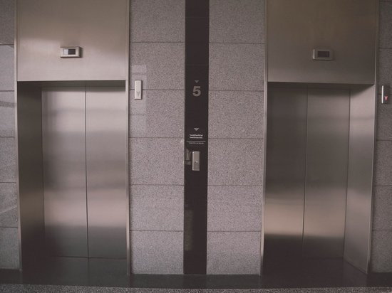 Кемеровчанин напал на бывшую возлюбленную в лифте