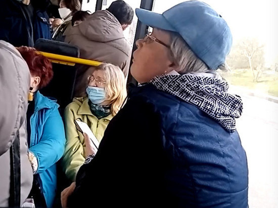 Мурманчанка устроила скандал в автобусе из-за просьбы надеть маску