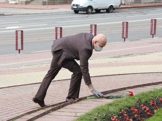 В Брянске возложили цветы к памятнику Тютчева