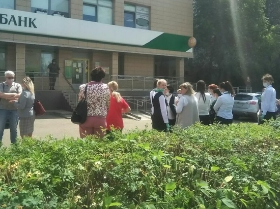 В Оренбурге подозрительный пакет стал причиной эвакуации банка