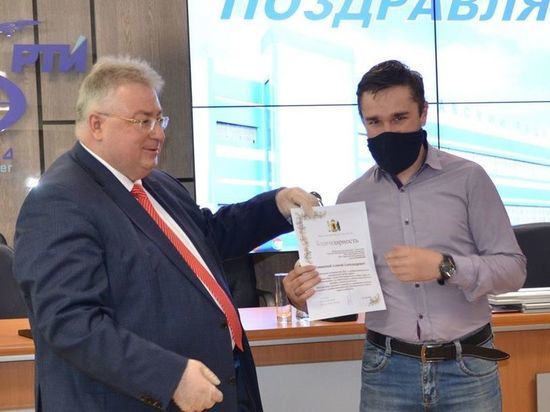 Экс-директор Ярославского радиозавода вручил сотрудникам предприятия почетные грамоты