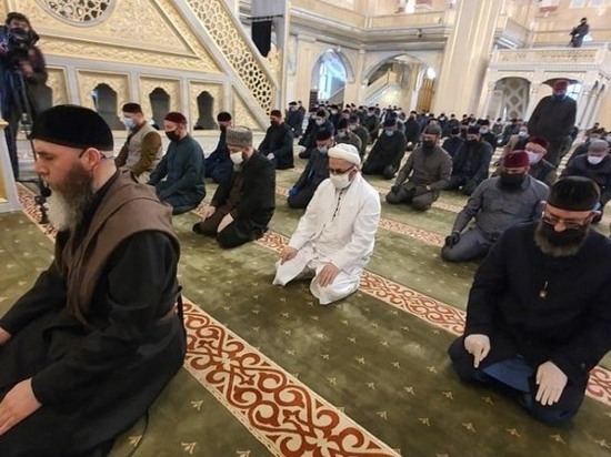 Коллективные молитвы в Чечне проходят под контролем медиков