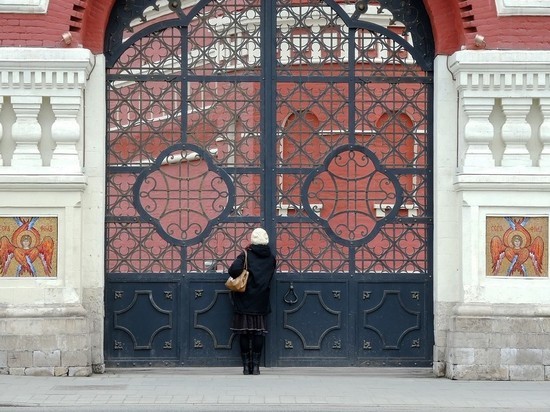 В РПЦ пообещали не пускать в храмы прихожан без масок