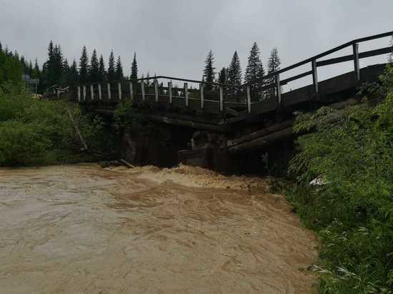 Мост на опорах из шпал разрушило наводнением в Красноярском крае