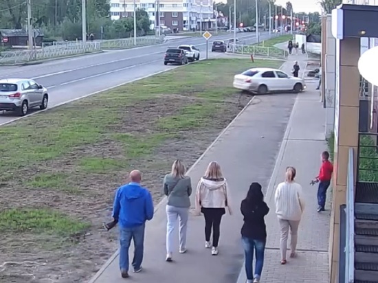 В Ярославле пьяный водитель гонял по тротуарам