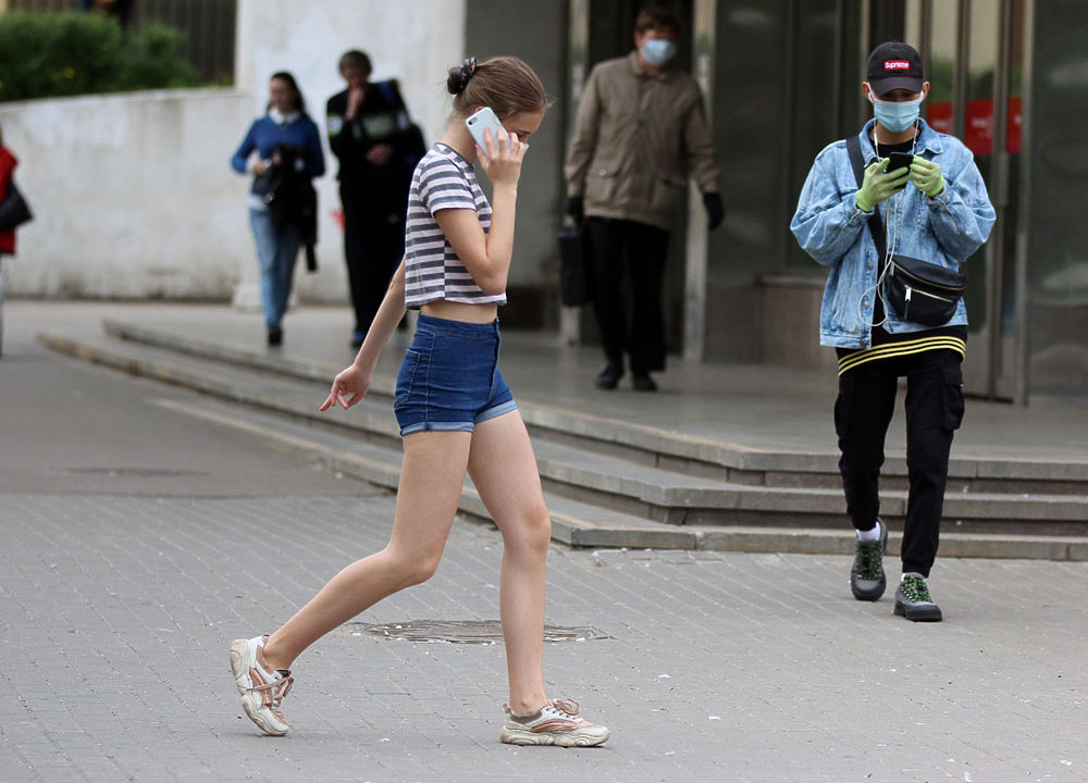 Первые выходные лета в Москве: маски стали модным аксессуаром