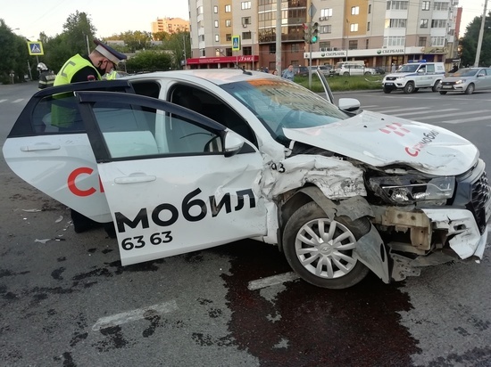 Три пассажира такси попали в больницу после ДТП в Екатеринбурге