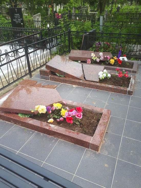 На калужском кладбище разгромили памятники