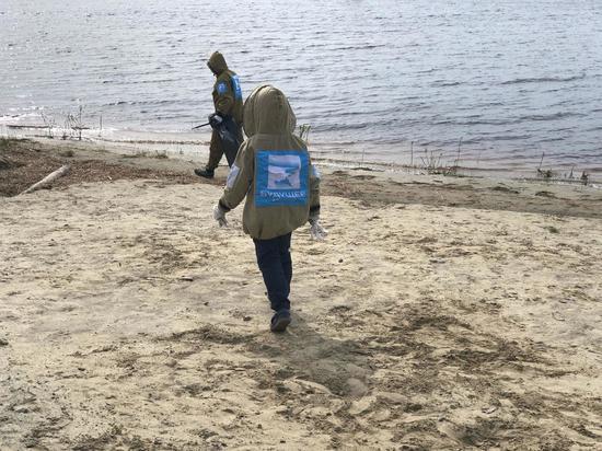 В Салехарде волонтеры убрали мусор с городского пляжа
