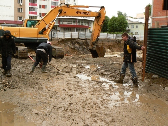 В Рязани на улице Фирсова дорога провалилась в котлован