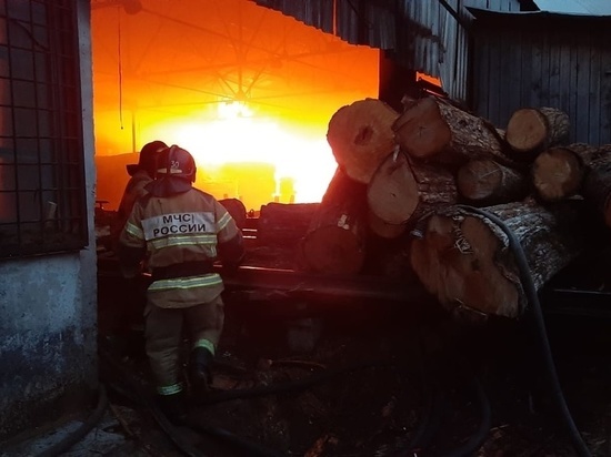 Склад с пиломатериалами горел в Хабаровске