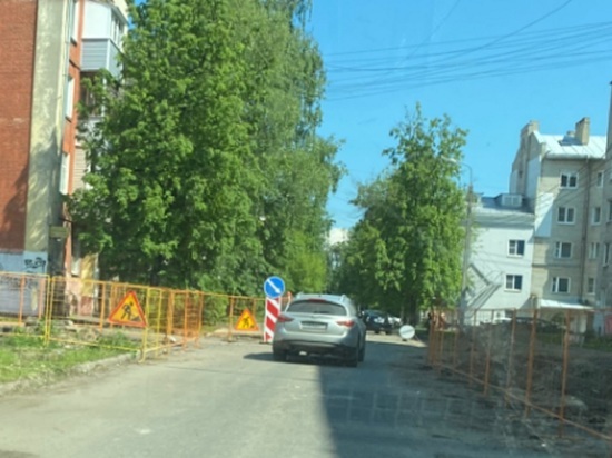 Раскопали и бросили: в центре Ярославля из-за аварии жители остались без горячей воды