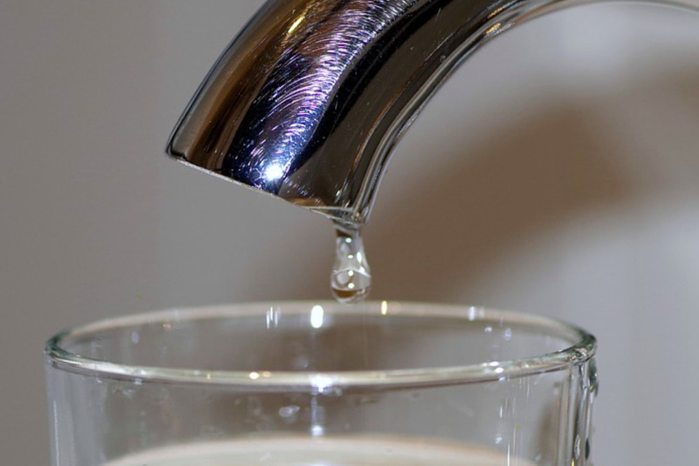 Раздача питьевой воды. Вода течет из крана. Техническая вода из крана.