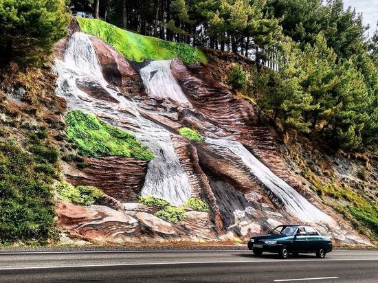 Кубанские художники нарисовали водопад на бетонном склоне около федеральной трассы