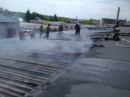 В Октябрьском районе Новосибирска за 4 часа потушили пожар на складе