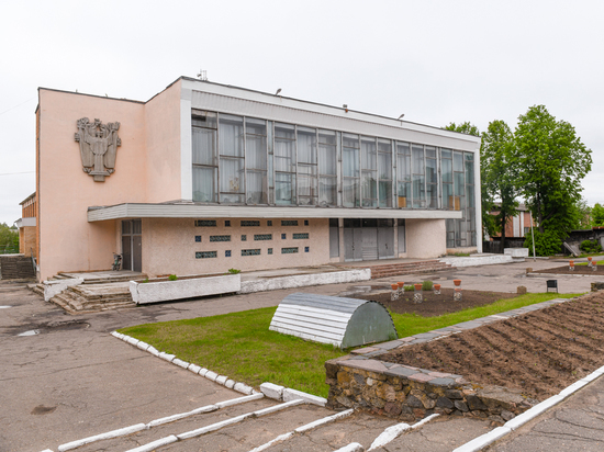 Алексей Островский проинспектировал подготовку к капремонту кровли ДК в Велиже