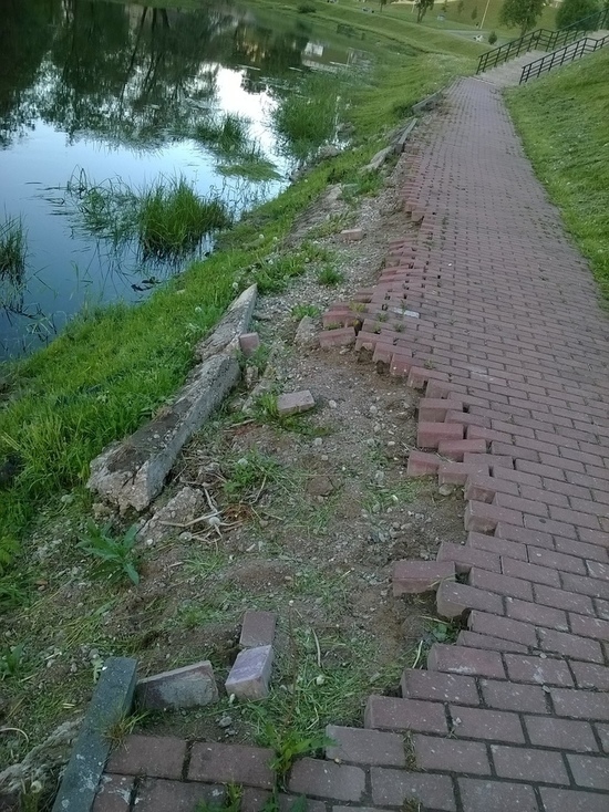 Брусчатка на набережной Псковы съезжает в реку