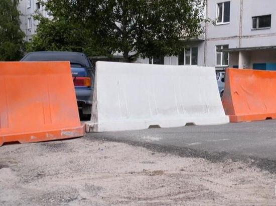 Гулять можно, но выходить страшно: в Ноябрьске водители самовольно открыли проезд в перекрытом дворе