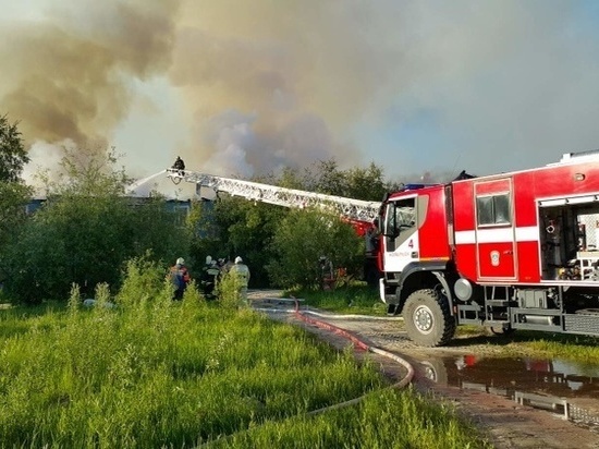 В Ноябрьске подожгли расселенный дом на улице Республики