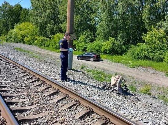 Под Тюменью поезд сбил коляску с годовалым ребенком