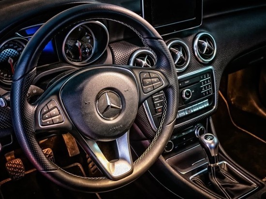 СМИ: к официальному дилеру Mercedes в Петербурге пришли с обысками