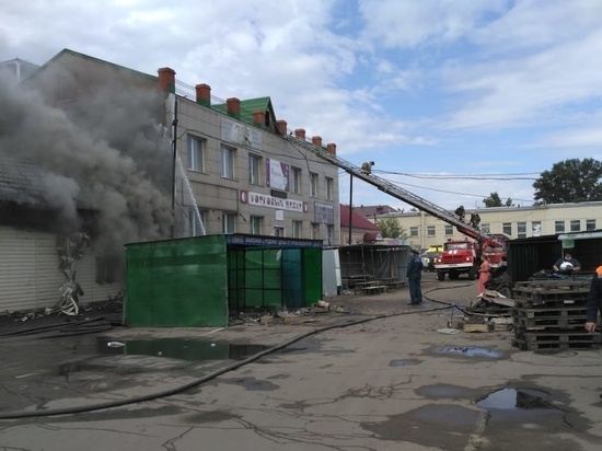 Крупный пожар потушили на центральном рынке Рубцовска