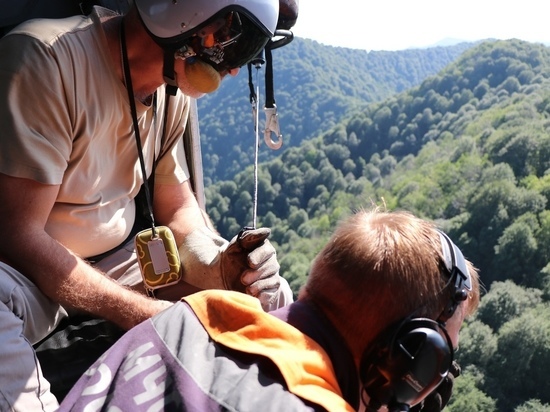 Заболевшую туристку эвакуировали вертолетом со склона горы в Сочи