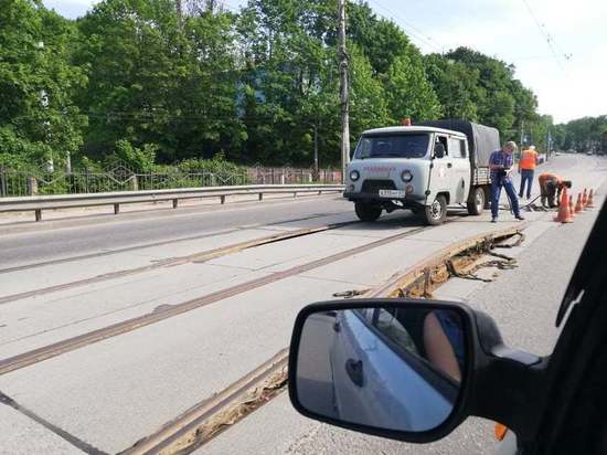 В Смоленске от жары на мосту вздыбились рельсы