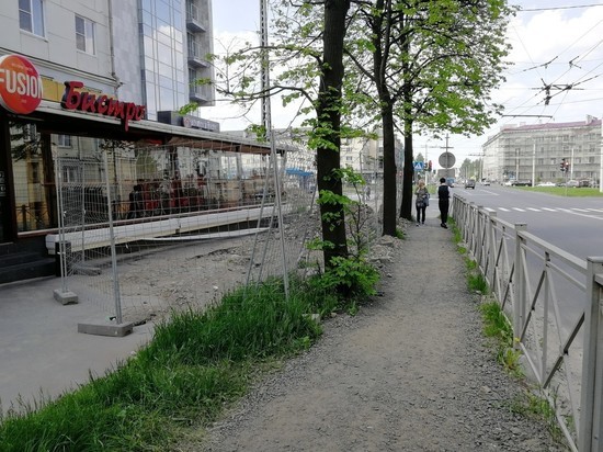 Затоптанный газон из-за земляных работ в центре Петрозаводска возмутил горожан