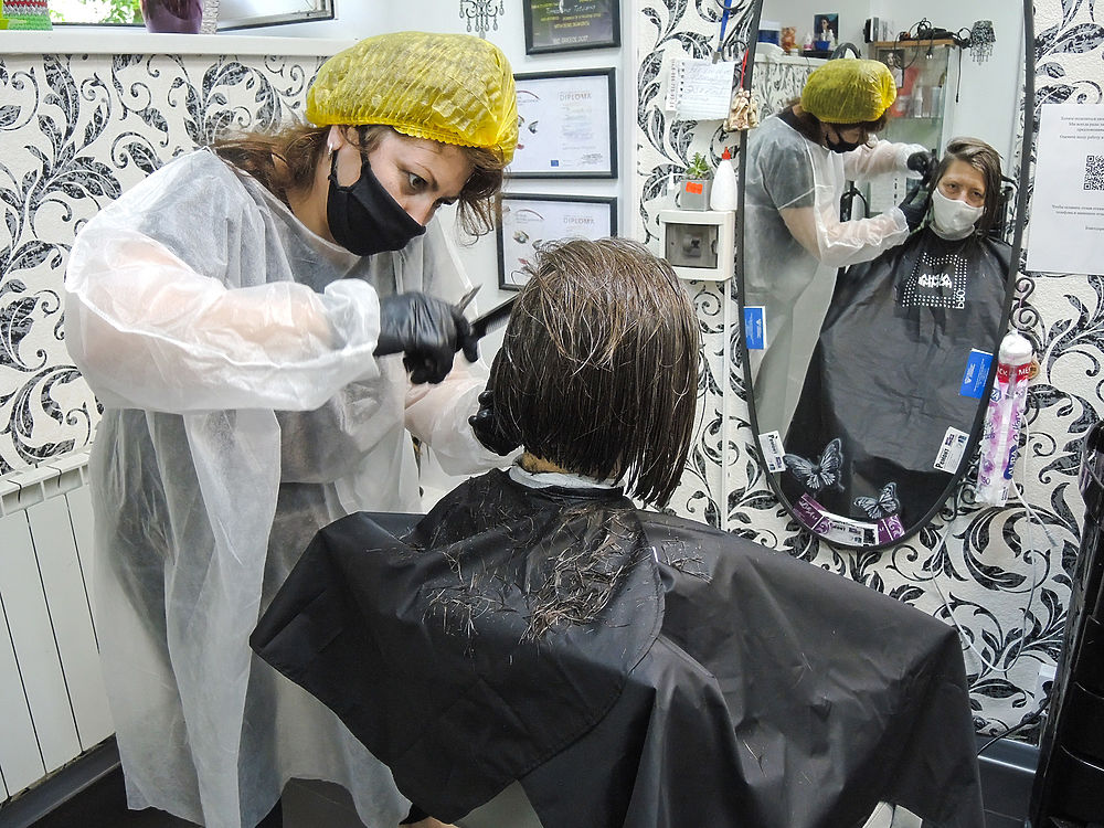 Обросли, как питекантропы: что творится в парикмахерских Москвы