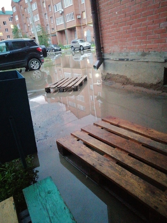 Жители домов на улице Фрунзе Бузулука жалуются на затопленный подъезд