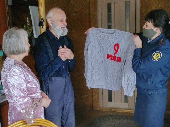 В Бурятии осужденные женщины подарили свитер бывшему узнику концлагеря
